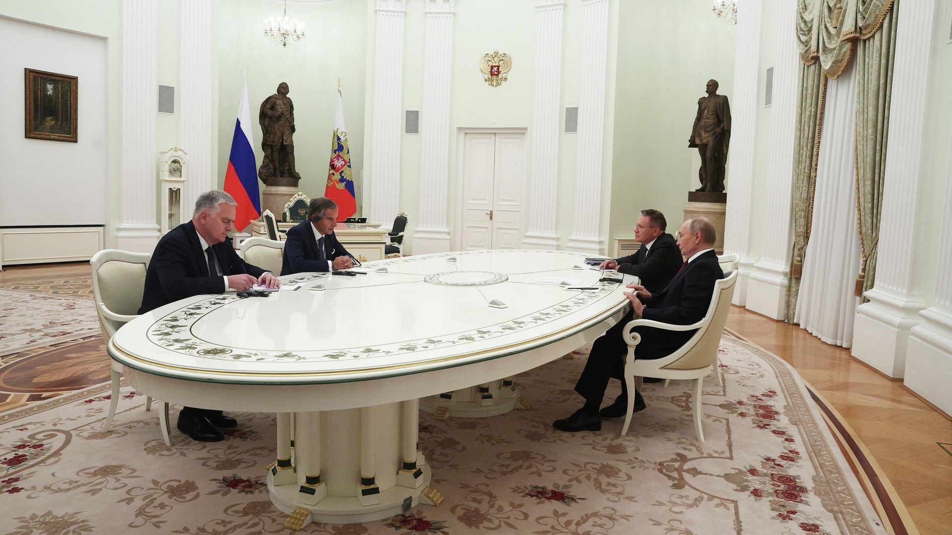 Президент РФ Владимир Путин и генеральный директор Международного агентства по атомной энергии Рафаэль Гросси во время встречи. 25 сентября 2025 - РИА Новости, 1920, 25.09.2025