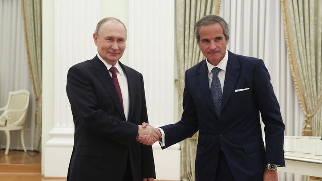 Президент РФ Владимир Путин и генеральный директор Международного агентства по атомной энергии Рафаэль Гросси во время встречи. 25 сентября 2025