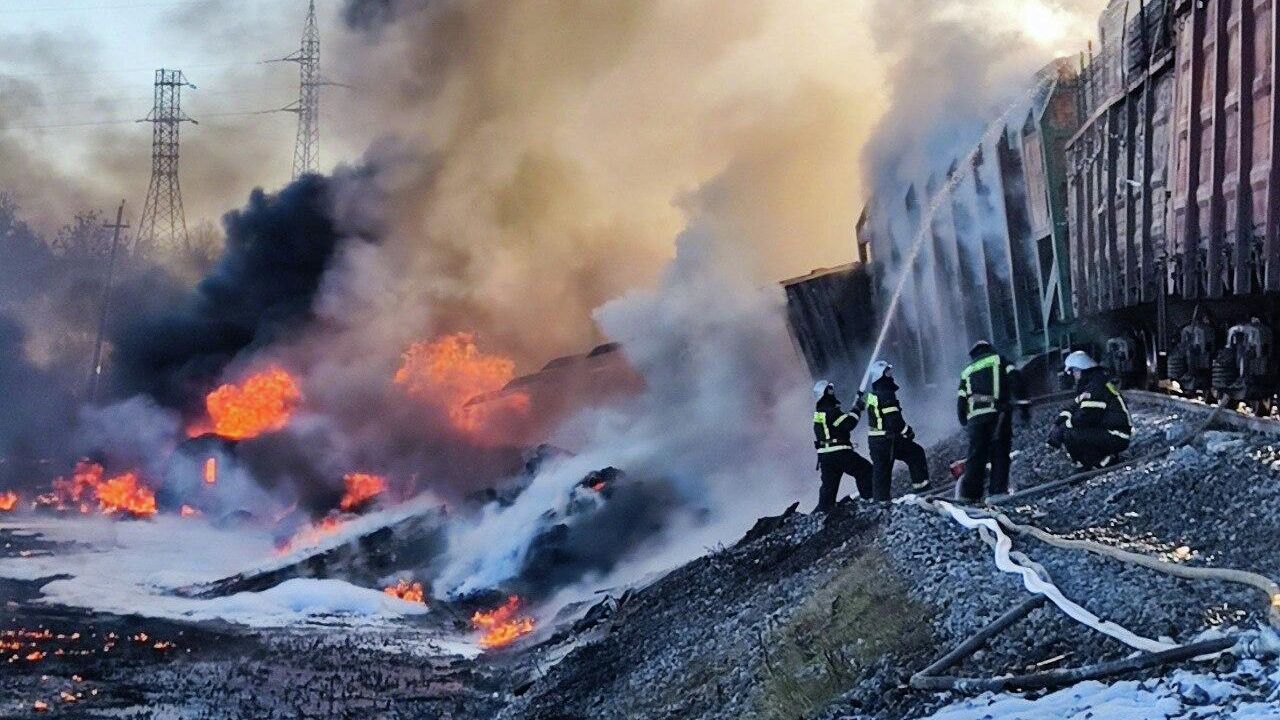 Сотрудники МЧС ликвидируют пожар на месте столкновения грузовика и товарного поезда в Смоленской области - РИА Новости, 1920, 27.09.2025