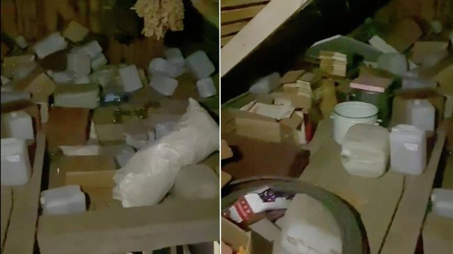 Емкости и принадлежности для производства алкоголя, обнаруженные на чердаке частного дома после проверки по факту смертельного отравления нескольких жителей Сланцевского района Ленинградской области