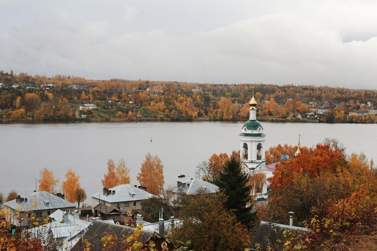 Осень в городе Плёс. Справа колокольня церкви Варвары Великомученицы Осень в городе Плёс. Справа колокольня церкви Варвары Великомученицы