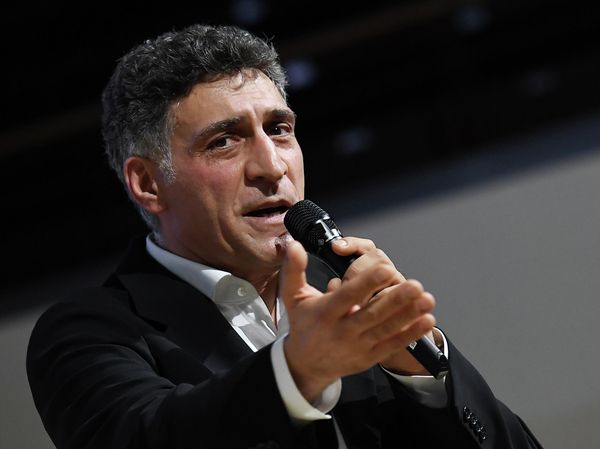 Режиссер Тигран Кеосаян во время премьеры своего фильма Крымский мост. Сделано с любовью! в концертном зале Зарядье в Москве Режиссер Тигран Кеосаян во время премьеры своего фильма Крымский мост. Сделано с любовью! в концертном зале Зарядье в Москве