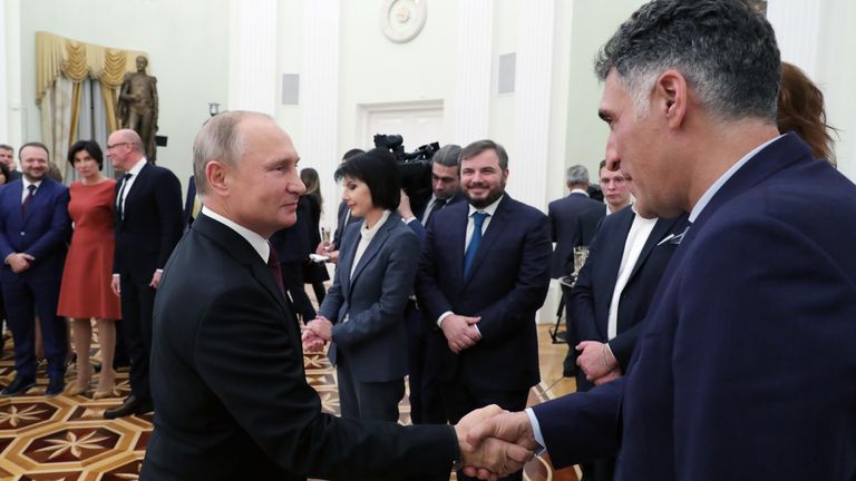 12 октября 2018 года. Президент России Владимир Путин во время встречи в Кремле с руководством и журналистами телеканала НТВ, который в эти дни отмечает свое 25-летие. Справа — ведущий программы телекомпании НТВ Международная пилорама Тигран Кеосаян