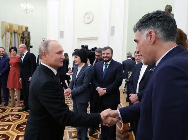 12 октября 2018 года. Президент России Владимир Путин во время встречи в Кремле с руководством и журналистами телеканала НТВ, который в эти дни отмечает свое 25-летие. Справа — ведущий программы телекомпании НТВ Международная пилорама Тигран Кеосаян 12 октября 2018 года. Президент России Владимир Путин во время встречи в Кремле с руководством и журналистами телеканала НТВ, который в эти дни отмечает свое 25-летие. Справа — ведущий программы телекомпании НТВ Международная пилорама Тигран Кеосаян