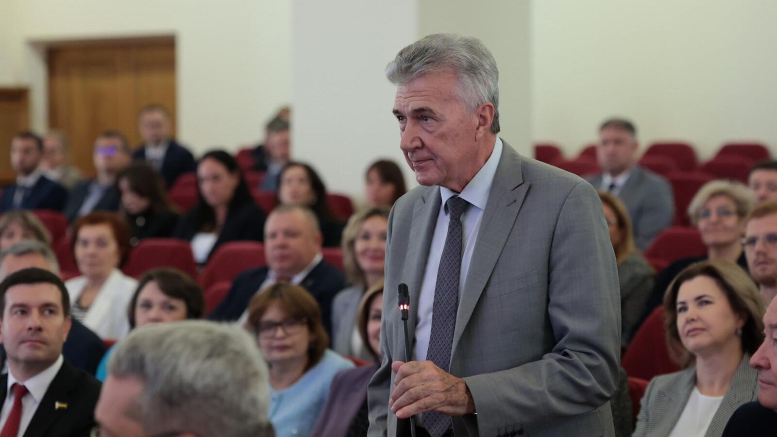 Художественный руководитель Ростовского музыкального театра Вячеслав Кущёв на заседании законодательного собрания Ростовской области Художественный руководитель Ростовского музыкального театра Вячеслав Кущёв на заседании законодательного собрания Ростовской области - РИА Новости, 1920, 26.09.2025