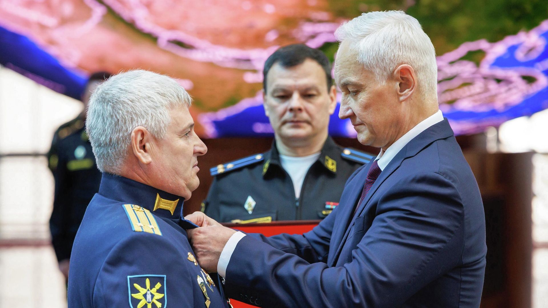Министр обороны РФ Андрей Белоусов вручает Золотую звезду Героя России участнику СВО Министр обороны РФ Андрей Белоусов вручает Золотую звезду Героя России участнику СВО - РИА Новости, 1920, 26.09.2025