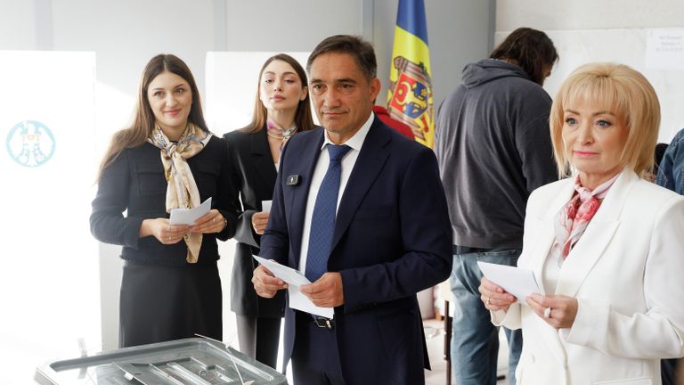 Экс-генпрокурор, кандидат в президенты Молдавии Алекcандр Стояногло голосует на избирательном участке в Кишиневе на парламентских выборах