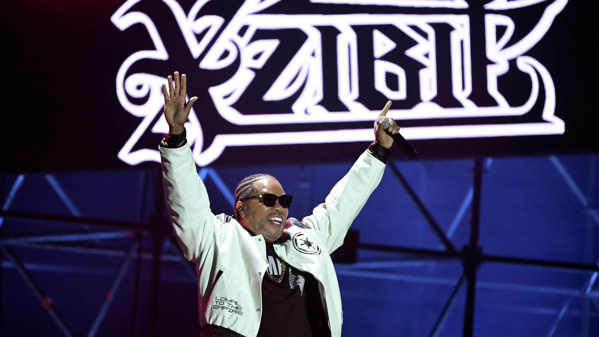 Американский рэпер, актер и телеведущий Xzibit выступает на фестивале Уличный драйв в олимпийском комплексе Лужники в Москве Американский рэпер, актер и телеведущий Xzibit выступает на фестивале Уличный драйв в олимпийском комплексе Лужники в Москве - РИА Новости, 1920, 27.09.2025