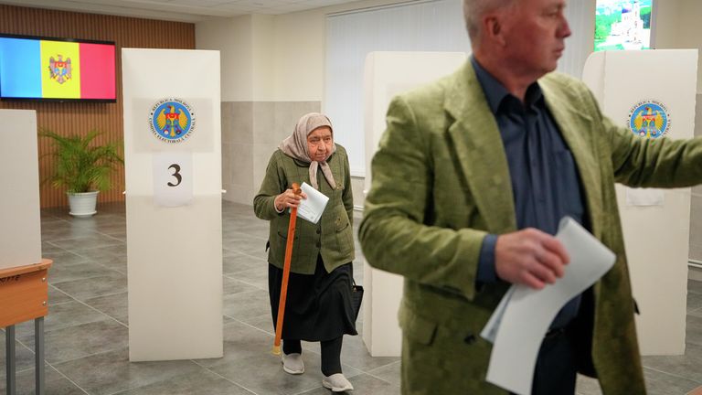 Голосование на избирательном участке во время парламентских выборов в Молдавии