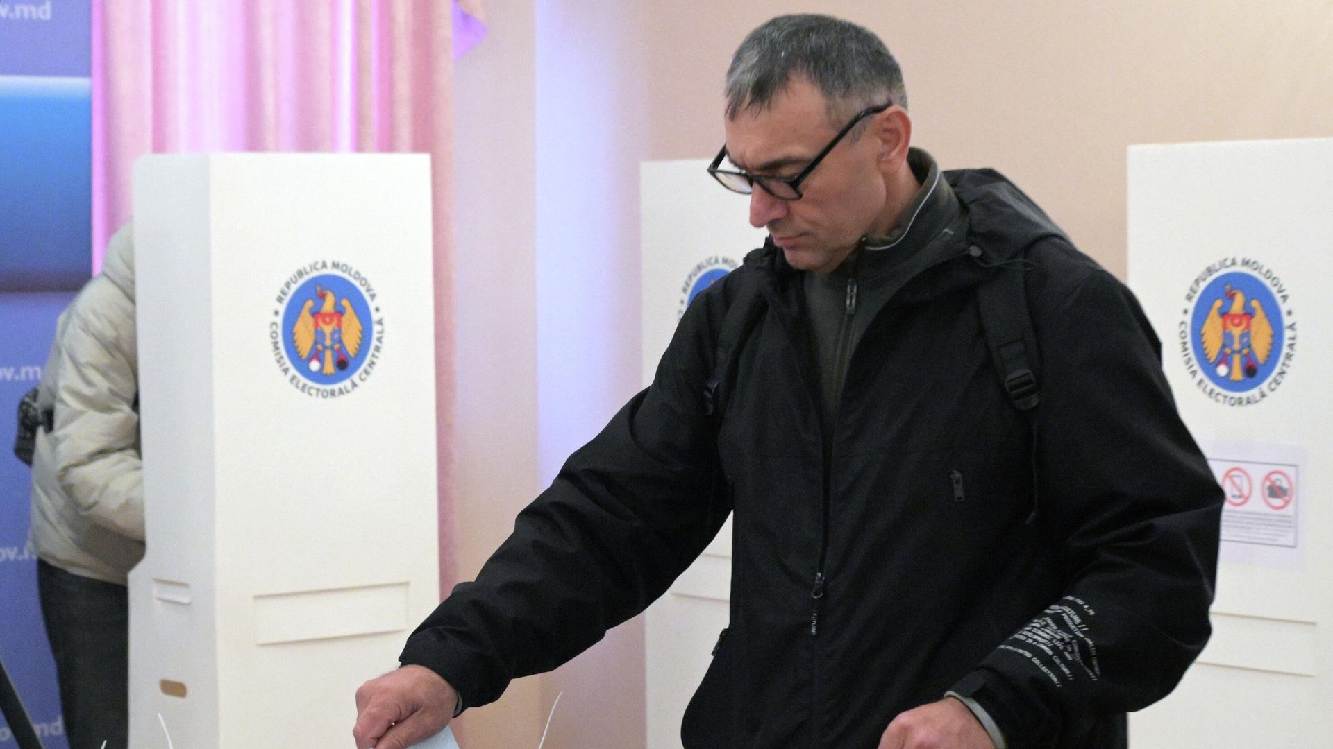 Мужчина голосует на избирательном участке в посольстве Республики Молдавия в Москве на парламентских выборах - РИА Новости, 1920, 29.09.2025