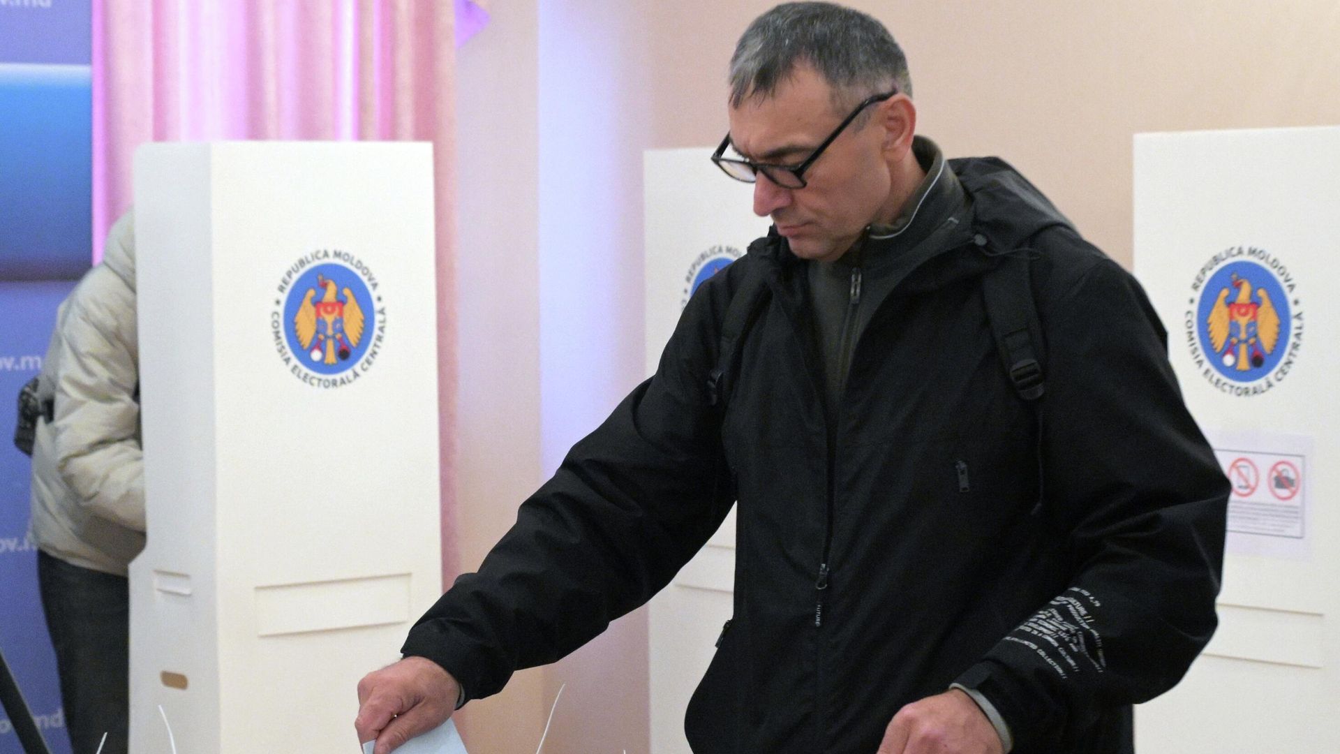 Мужчина голосует на избирательном участке в посольстве Республики Молдавия в Москве на парламентских выборах Мужчина голосует на избирательном участке в посольстве Республики Молдавия в Москве на парламентских выборах - РИА Новости, 1920, 29.09.2025