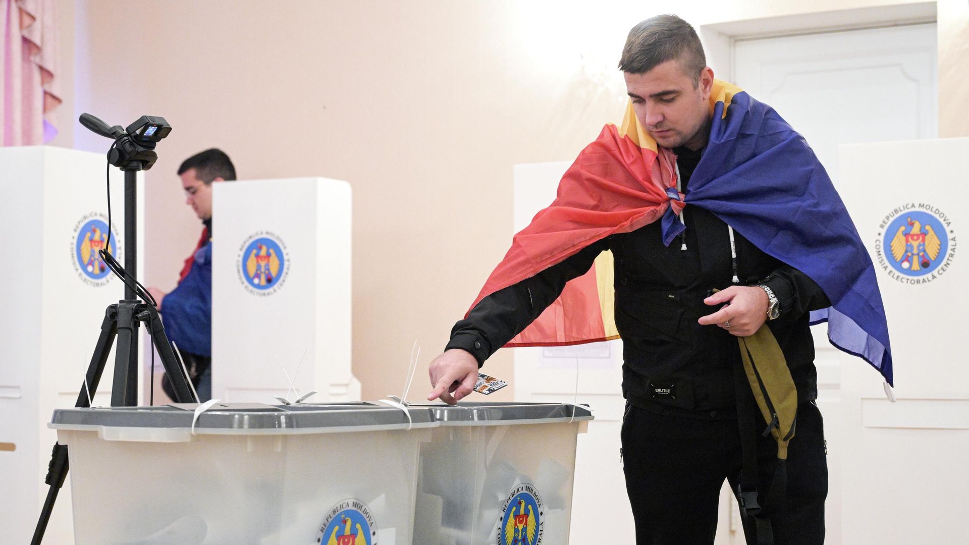 Мужчина голосует на избирательном участке в посольстве Республики Молдавия в Москве на парламентских выборах - РИА Новости, 1920, 28.09.2025