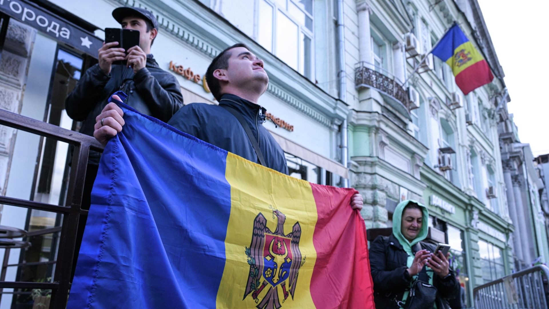 Граждане Молдавии у посольства Республики Молдавия в Москве Граждане Молдавии у посольства Республики Молдавия в Москве - РИА Новости, 1920, 30.09.2025