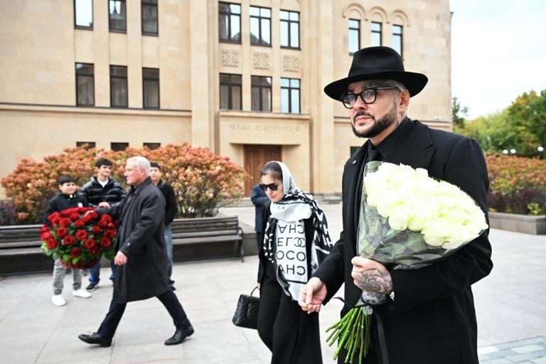 Певец Филипп Киркоров перед церемонией прощания с режиссером и телеведущим Тиграном Кеосаяном в армянской церкви Святого креста в Москве Певец Филипп Киркоров перед церемонией прощания с режиссером и телеведущим Тиграном Кеосаяном в армянской церкви Святого креста в Москве