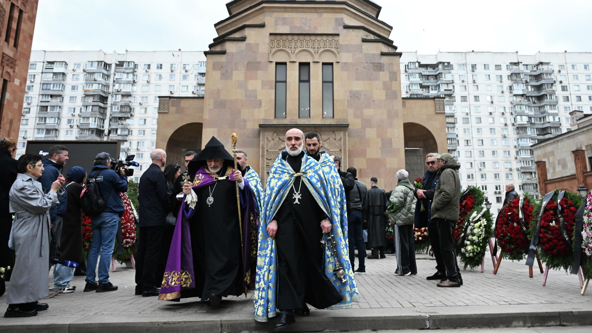 Армянская церковь Святого креста в Москве, где проходит церемония прощания с режиссером и телеведущим Тиграном Кеосаяном Армянская церковь Святого креста в Москве, где проходит церемония прощания с режиссером и телеведущим Тиграном Кеосаяном - РИА Новости, 1920, 28.09.2025