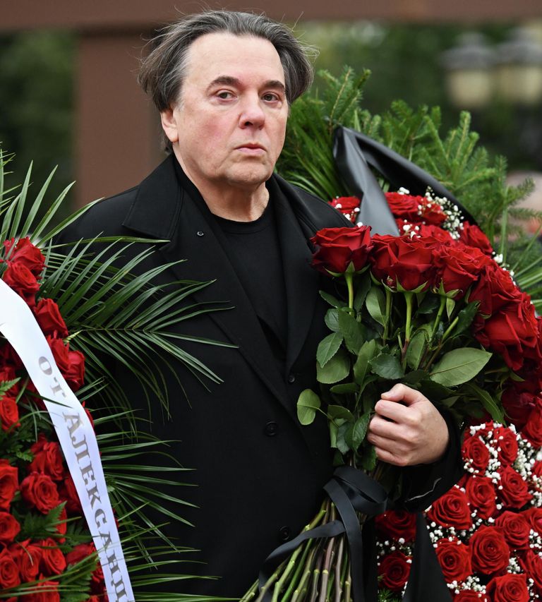 Генеральный директор Первого канала, продюсер Константин Эрнст перед церемонией прощания с режиссером и телеведущим Тиграном Кеосаяном в армянской церкви Святого креста в Москве Генеральный директор Первого канала, продюсер Константин Эрнст перед церемонией прощания с режиссером и телеведущим Тиграном Кеосаяном в армянской церкви Святого креста в Москве