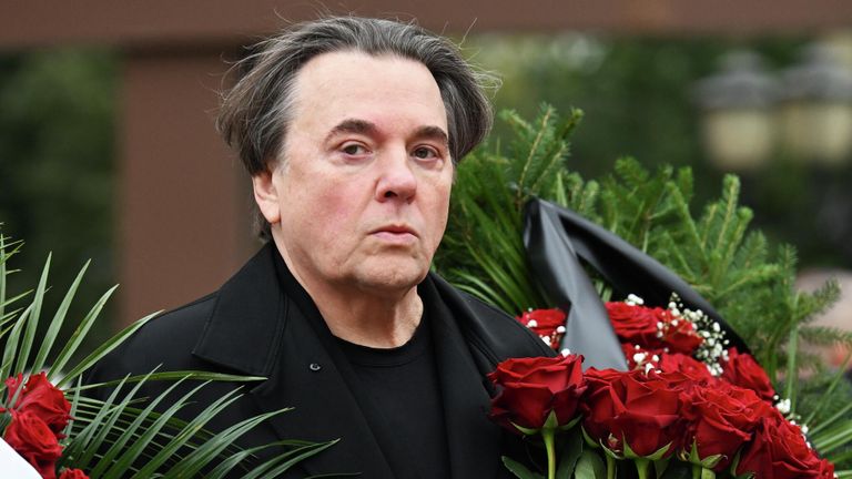 Генеральный директор Первого канала, продюсер Константин Эрнст перед церемонией прощания с режиссером и телеведущим Тиграном Кеосаяном в армянской церкви Святого креста в Москве