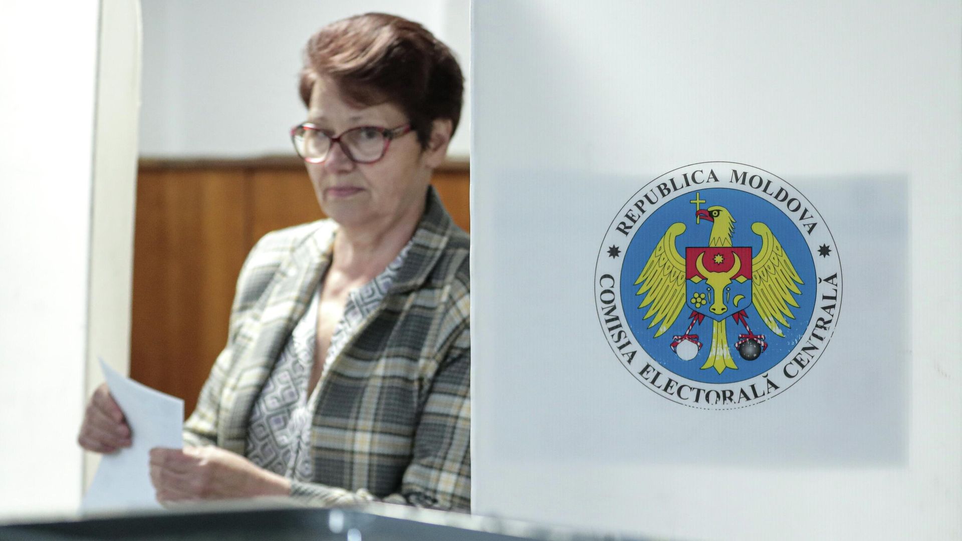 Голосование на избирательном участке во время парламентских выборов в Молдавии - РИА Новости, 1920, 28.09.2025