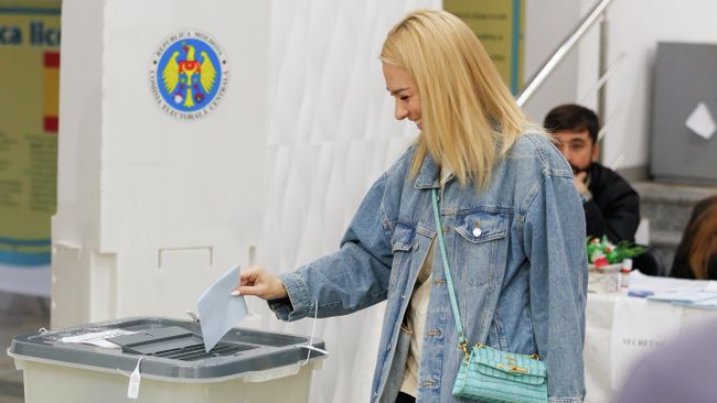 Граждане голосуют на избирательном участке для жителей Приднестровья во время парламентских выборов