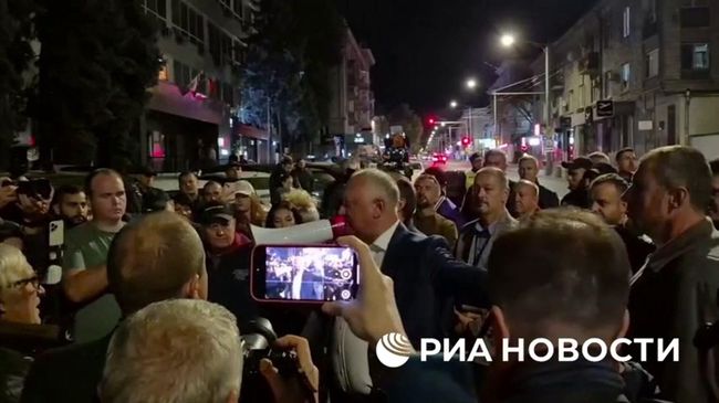 Сторонники Патриотического блока у здания ЦИК в Кишиневе Сторонники Патриотического блока у здания ЦИК в Кишиневе