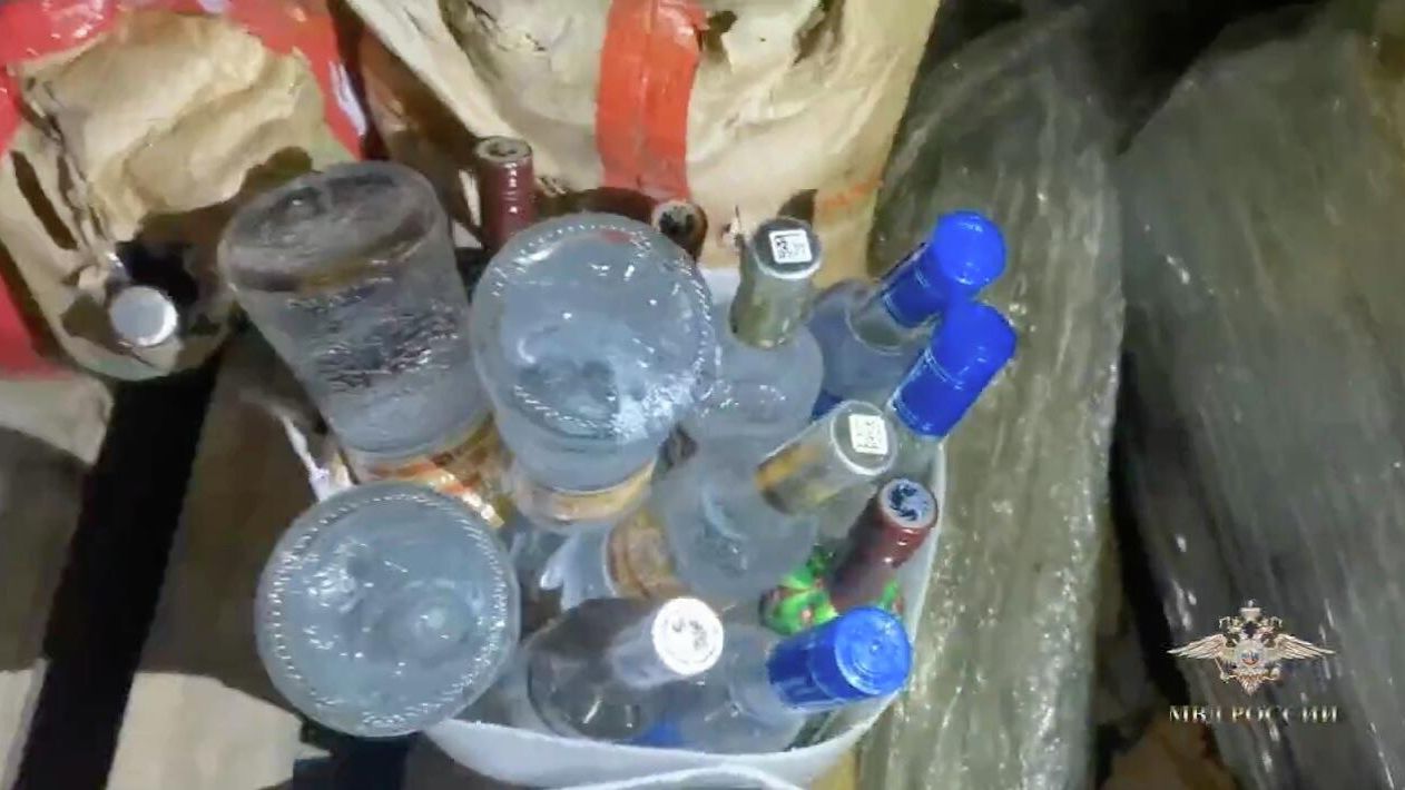 Склад в поселке Трубников бор в Ленинградской области, откуда, предположительно, был распространен некачественный алкоголь, в результате употребления которого погибли люди - РИА Новости, 1920, 07.10.2025