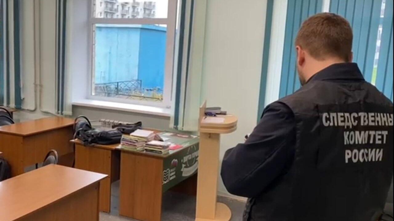 Сотрудники СК России по Архангельской области на месте происшествия в техникуме Сотрудники СК России по Архангельской области на месте происшествия в техникуме - РИА Новости, 1920, 30.09.2025