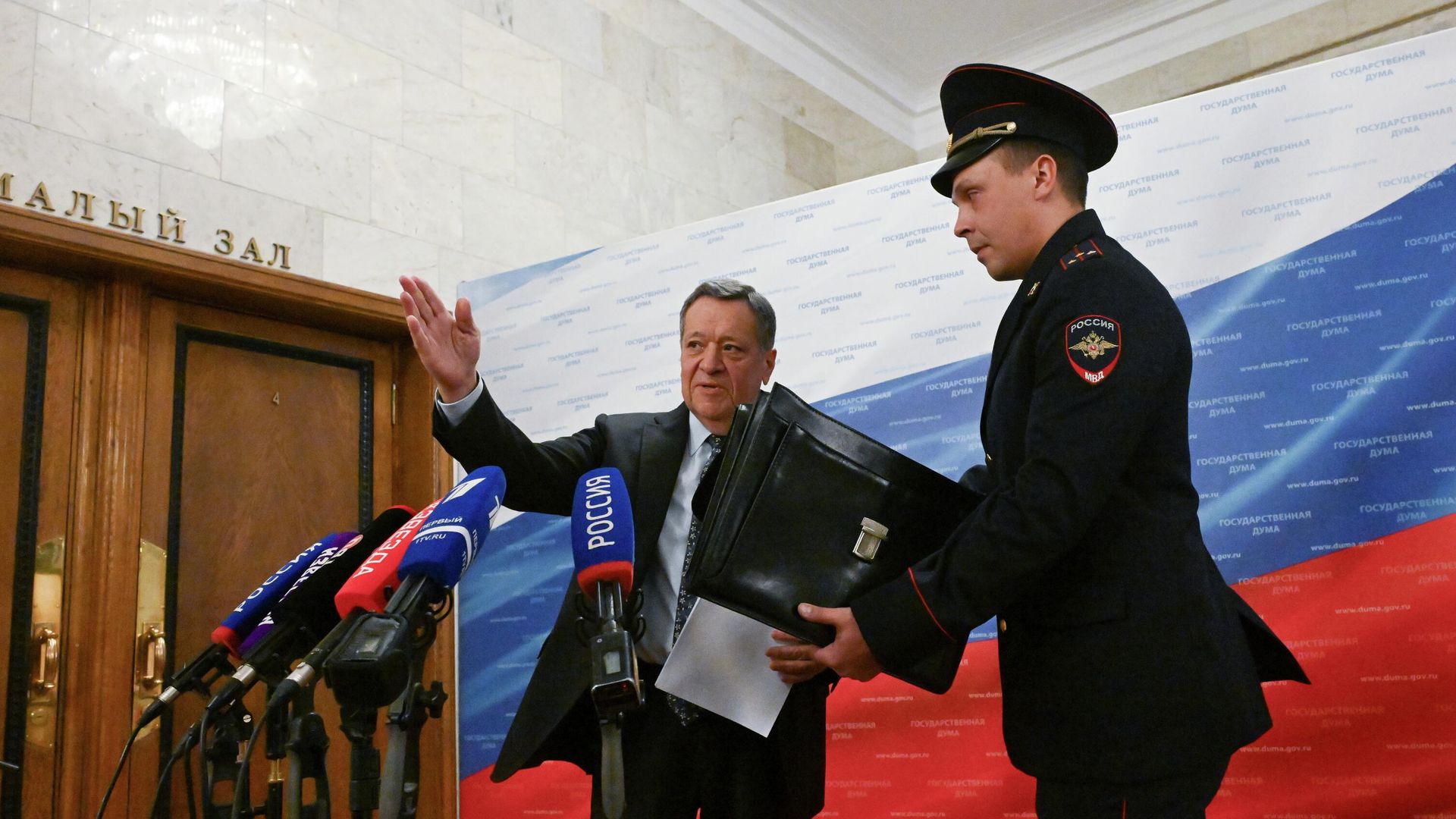 Председатель комитета Государственной Думы РФ по бюджету и налогам Андрей Макаров и офицер Государственной фельдъегерской службы РФ во время пресс-подхода в Государственной Думе РФ после внесения Правительством РФ проекта федерального бюджета на 2026 год и плановый период 2027-2028 годов - РИА Новости, 1920, 29.09.2025