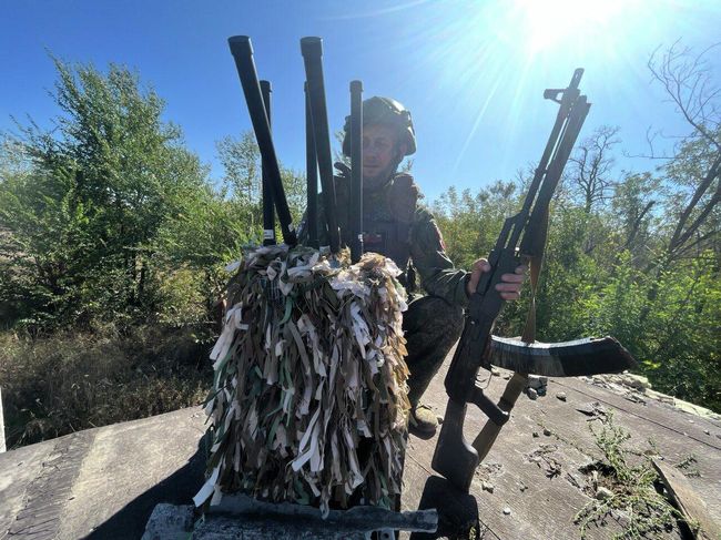 Гавриил возле РЭБ-установки Покров Гавриил возле РЭБ-установки Покров