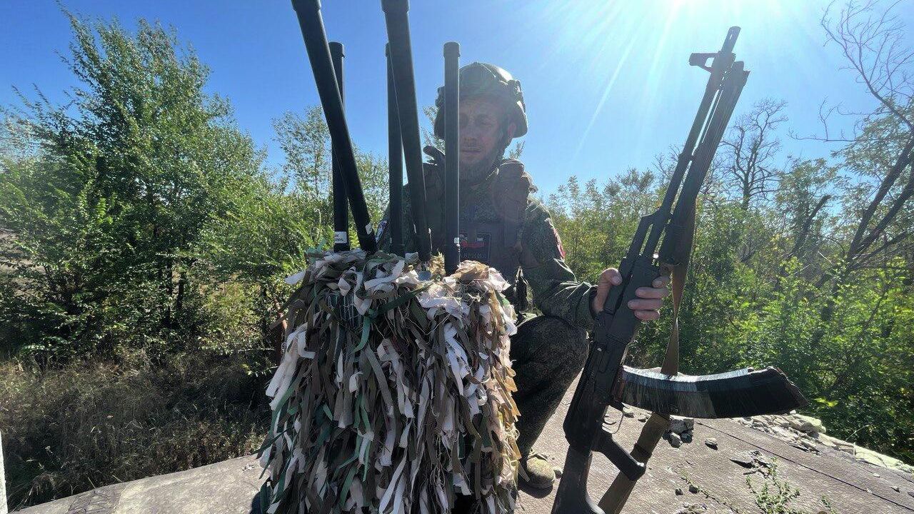 Гавриил возле РЭБ-установки Покров Гавриил возле РЭБ-установки Покров - РИА Новости, 1920, 30.09.2025