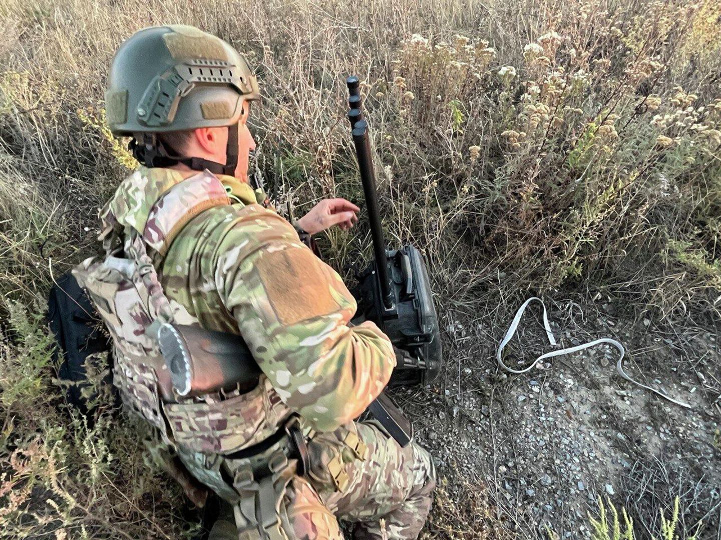 Боец устанавливает систему РЭБ купольного воздействия Боец устанавливает систему РЭБ купольного воздействия