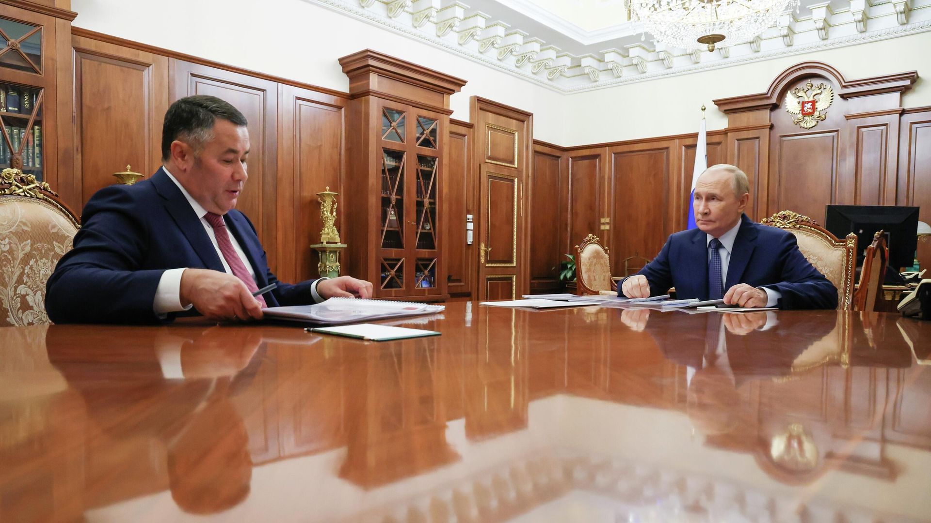 Президент РФ Владимир Путин и губернатор Тверской области Игорь Руденя во время встречи. 29 сентября 2025 Президент РФ Владимир Путин и губернатор Тверской области Игорь Руденя во время встречи. 29 сентября 2025 - РИА Новости, 1920, 29.09.2025