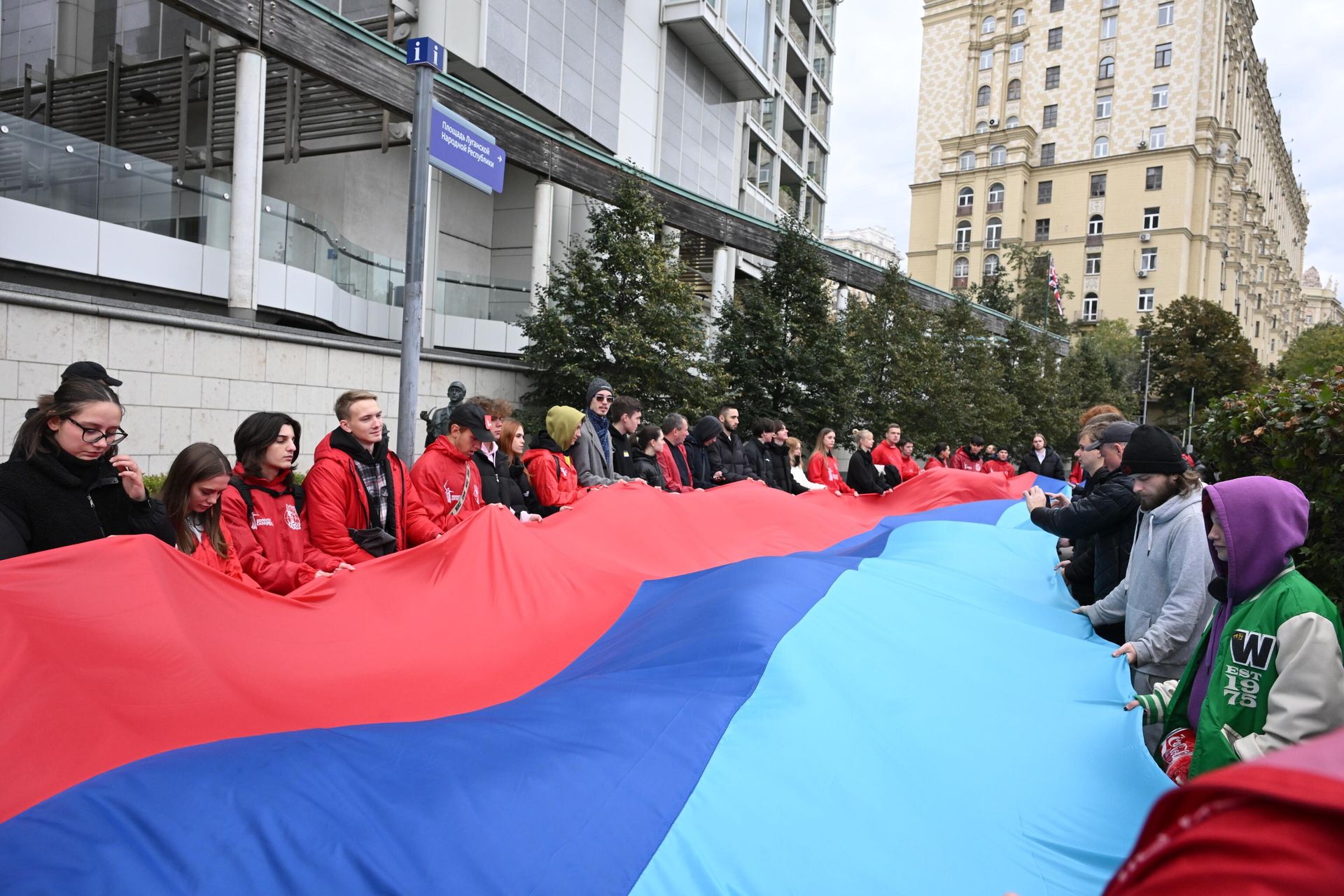 Акция у посольств недружественных государств, посвященная Дню воссоединения с новыми регионами Акция у посольств недружественных государств, посвященная Дню воссоединения с новыми регионами - РИА Новости, 1920, 29.09.2025