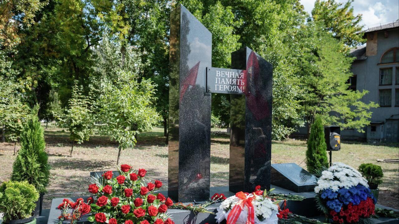 Мемориал погибшим студентам и сотрудникам Донбасской национальной академии строительства и архитектуры в Макеевке Мемориал погибшим студентам и сотрудникам Донбасской национальной академии строительства и архитектуры в Макеевке - РИА Новости, 1920, 29.09.2025