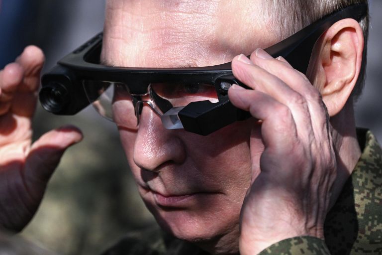 Президент РФ Владимир Путин примеряет тепловизионные очки Стрекоза во время осмотра вооружения, военной и специальной техники в Нижегородской области Президент РФ Владимир Путин примеряет тепловизионные очки Стрекоза во время осмотра вооружения, военной и специальной техники в Нижегородской области