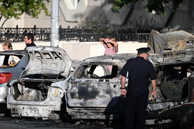 Автомобили в центре Новороссийска, сгоревшие вследствие ударов дронов со стороны ВСУ. Двое человек погибли, есть пострадавшие Автомобили в центре Новороссийска, сгоревшие вследствие ударов дронов со стороны ВСУ. Двое человек погибли, есть пострадавшие