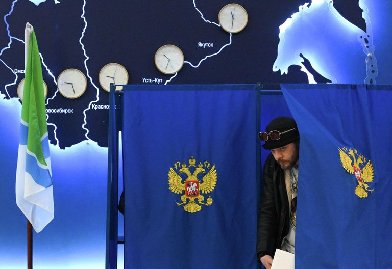 Мужчина во время голосования на выборах депутатов Законодательного собрания Новосибирской области и городского Совета депутатов на избирательном участке в Новосибирске Мужчина во время голосования на выборах депутатов Законодательного собрания Новосибирской области и городского Совета депутатов на избирательном участке в Новосибирске