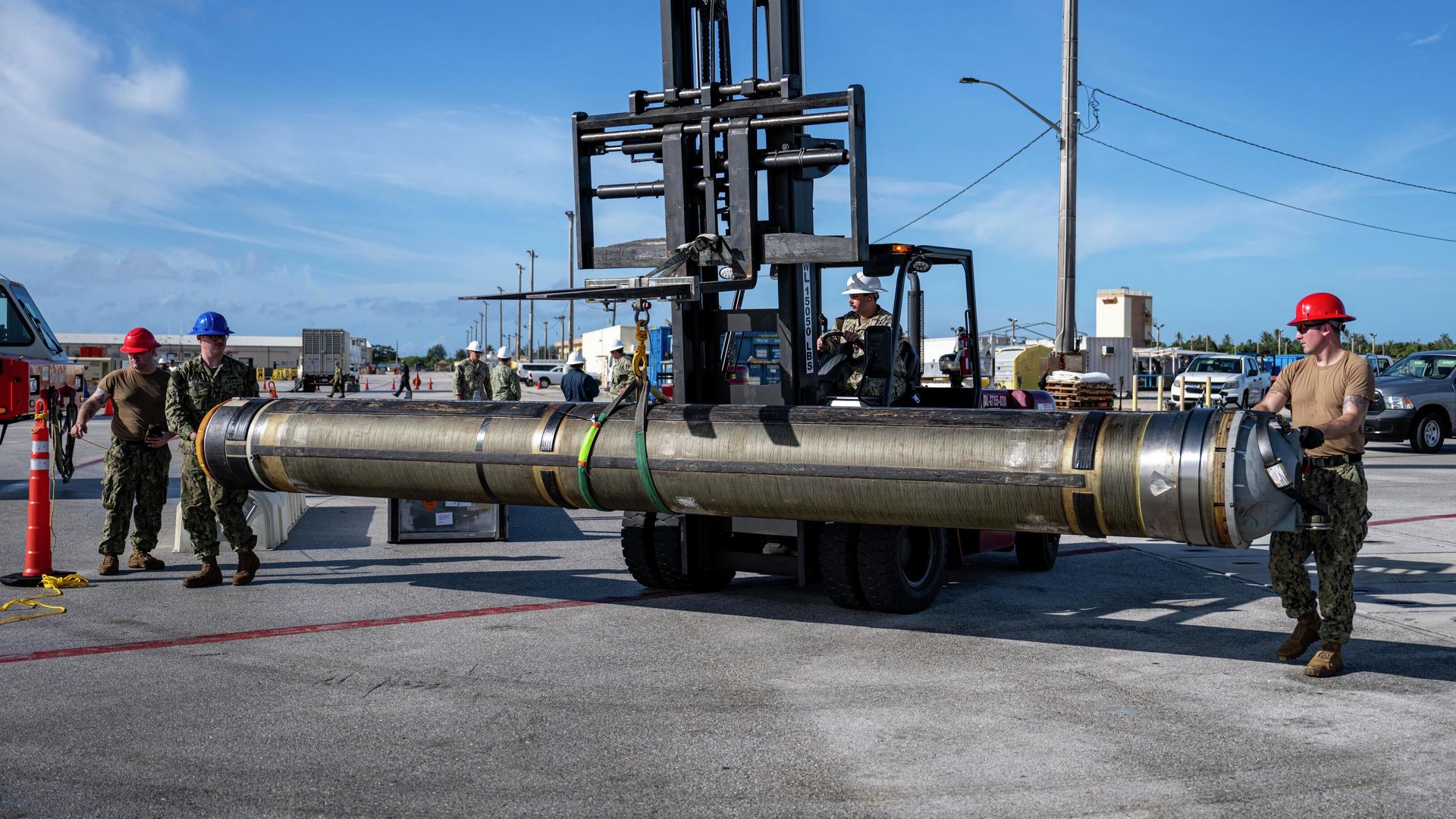 Погрузка ракеты UGM-109 Томагавк на подводную лодку класса Лос-Анджелес USS Springfield Погрузка ракеты UGM-109 Томагавк на подводную лодку класса Лос-Анджелес USS Springfield - РИА Новости, 1920, 08.10.2025