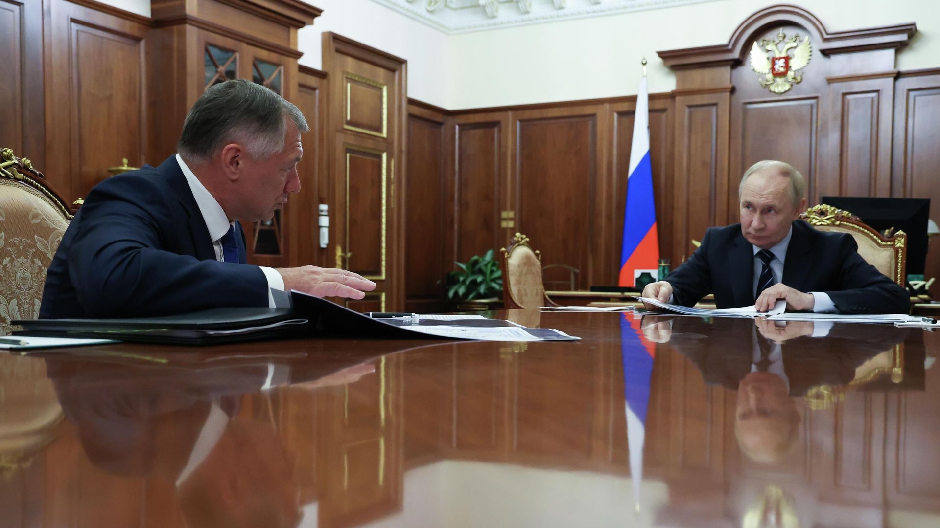 Президент Владимир Путин и заместитель председателя правительства Марат Хуснуллин во время встречи Президент Владимир Путин и заместитель председателя правительства Марат Хуснуллин во время встречи - РИА Новости, 1920, 30.09.2025