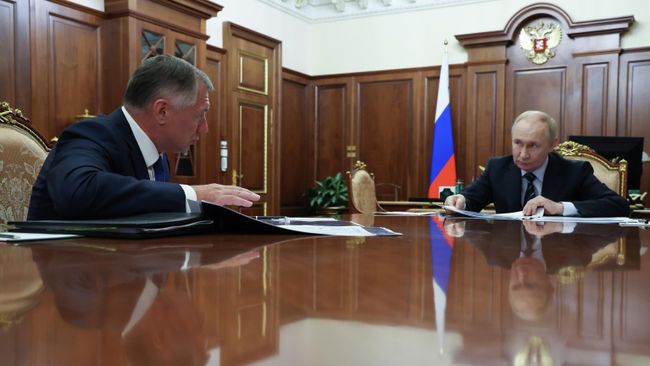 Президент РФ Владимир Путин и заместитель председателя правительства РФ Марат Хуснуллин во время встречи