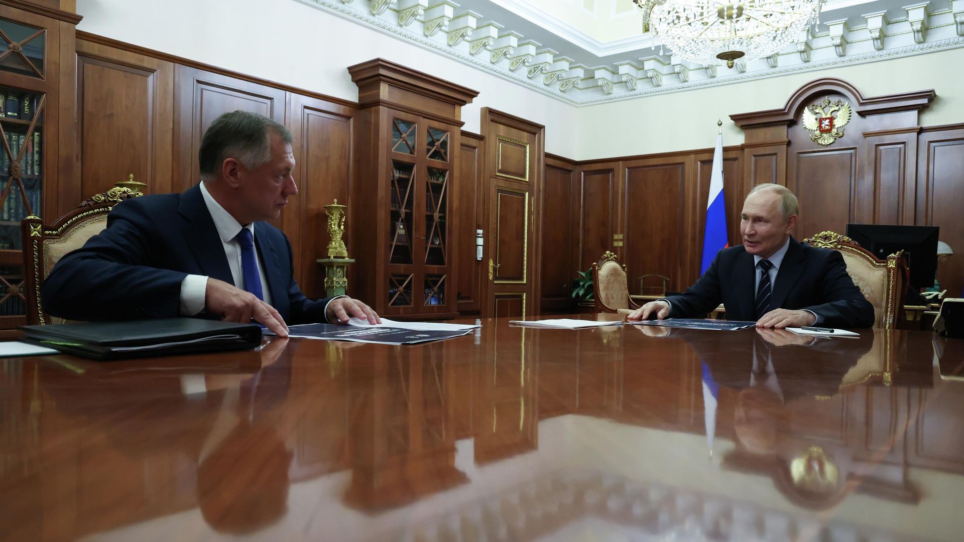 Президент РФ Владимир Путин и заместитель председателя правительства РФ Марат Хуснуллин во время встречи Президент РФ Владимир Путин и заместитель председателя правительства РФ Марат Хуснуллин во время встречи - РИА Новости, 1920, 30.09.2025