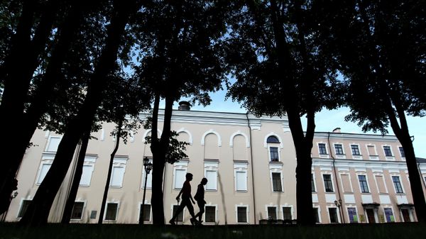 Здание Новгородской областной филармонии в кремле Великого Новгорода.