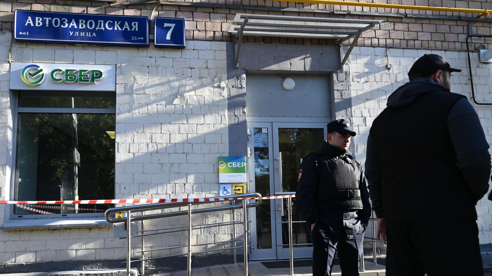 Полицейские дежурят у входа в банковское отделение на Автозаводской улице в Москве Полицейские дежурят у входа в банковское отделение на Автозаводской улице в Москве - РИА Новости, 1920, 30.09.2025