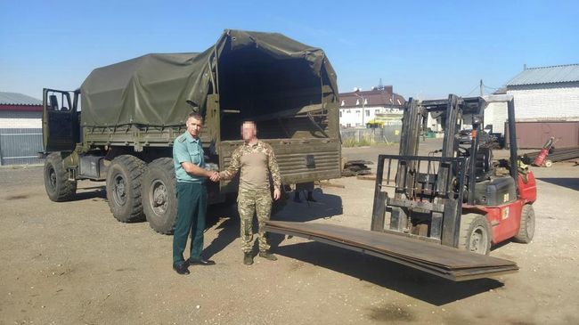 Погрузка гуманитарной помощи от брянских таможенников для бойцов спецоперации