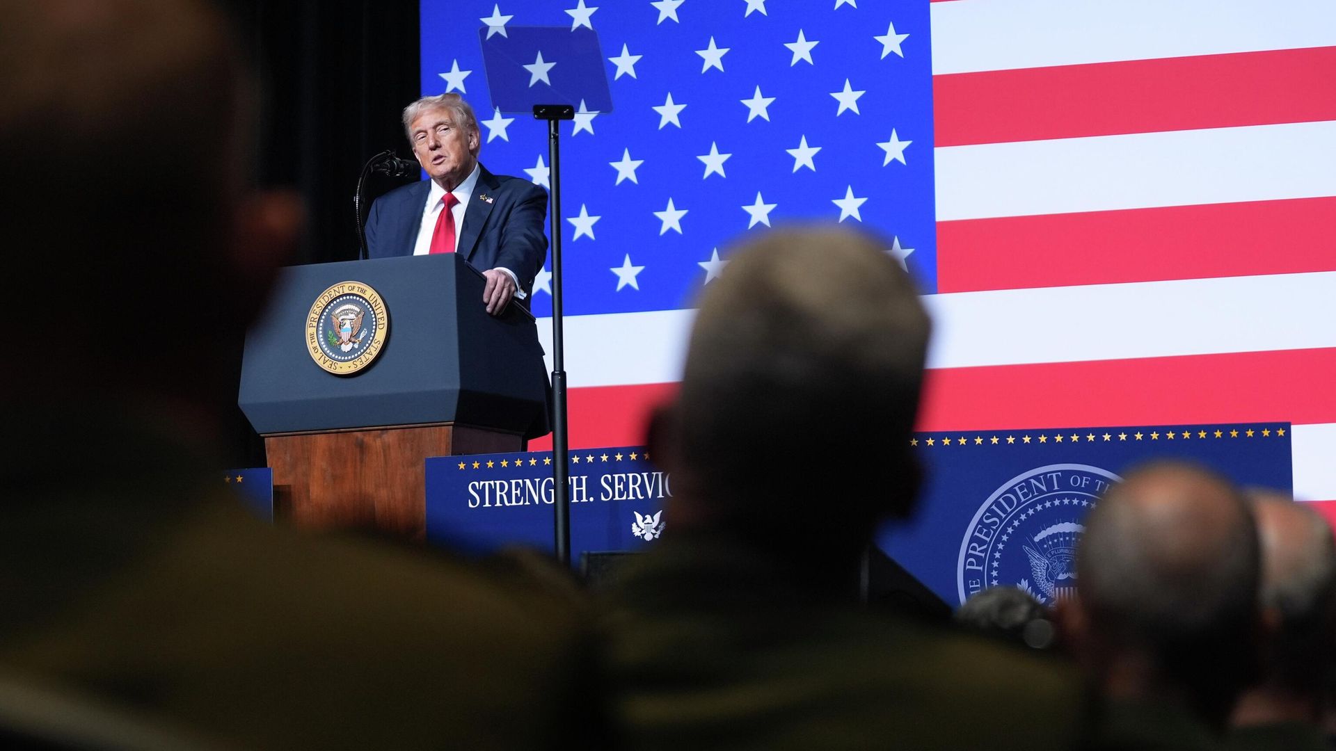 Президент США Дональд Трамп выступает перед высшим военным руководством Соединенных Штатов на базе морской пехоты в Куантико, 30 сентября 2025 года - РИА Новости, 1920, 30.09.2025