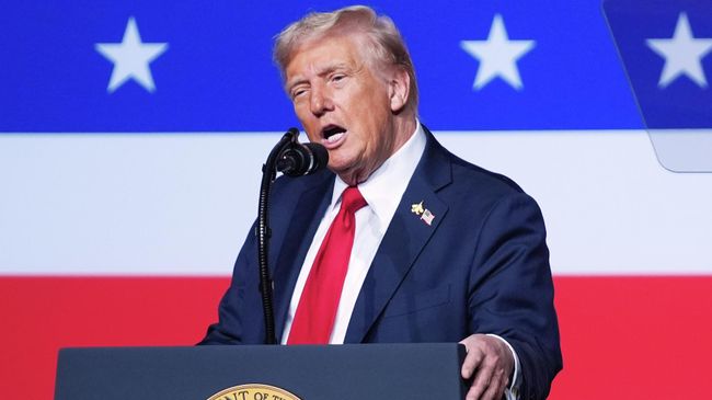 Президент США Дональд Трамп выступает перед высшим военным руководством США на базе морской пехоты в Куантико