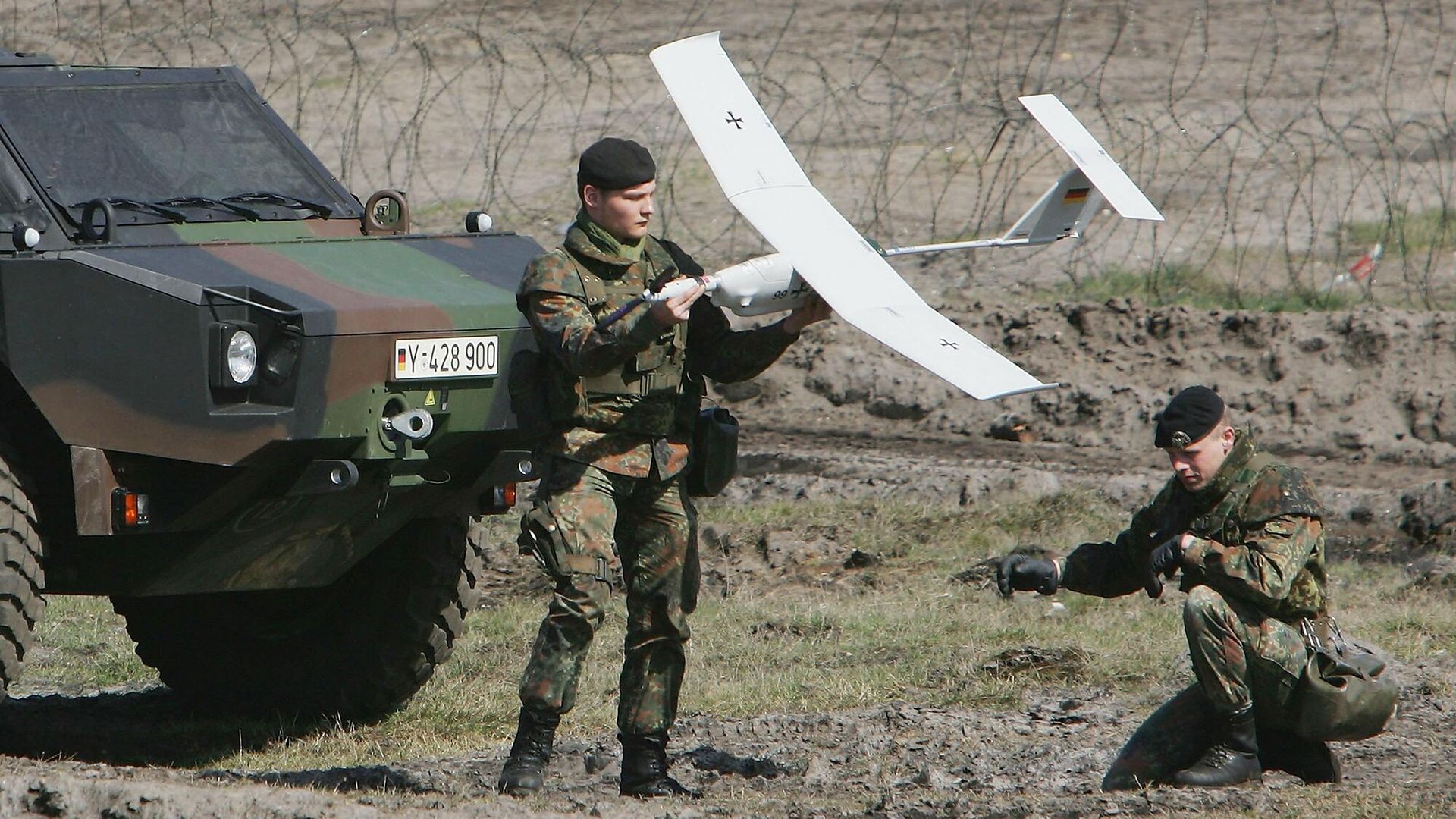 Немецкие военнослужащие готовят к запуску беспилотник во время военных учений - РИА Новости, 1920, 01.10.2025