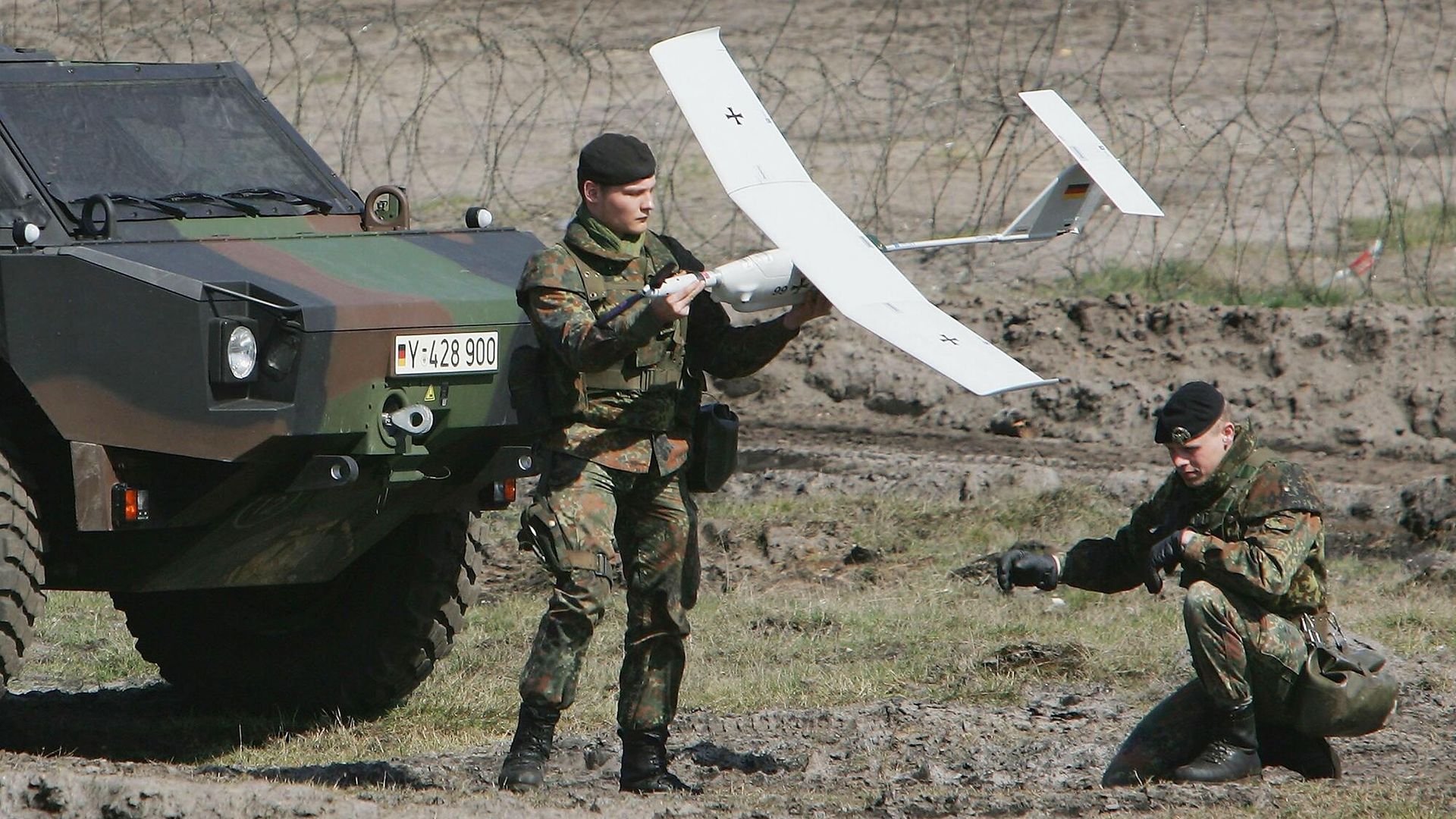 Немецкие военнослужащие готовят к запуску беспилотник во время военных учений - РИА Новости, 1920, 01.10.2025