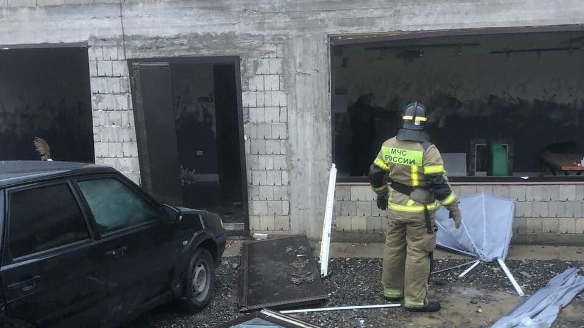 Сотрудник МЧС на месте взрыва газа в кафе в населенном пункте Стальское в Дагестане Сотрудник МЧС на месте взрыва газа в кафе в населенном пункте Стальское в Дагестане - РИА Новости, 1920, 01.10.2025