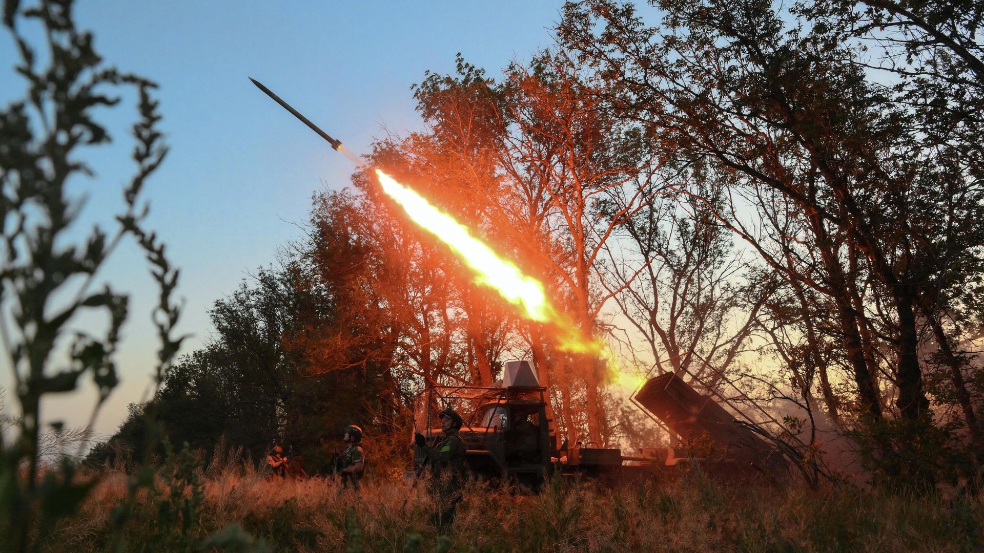 Боевая работа расчета РСЗО 9К55 Град-1 в зоне СВО - РИА Новости, 1920, 13.10.2025