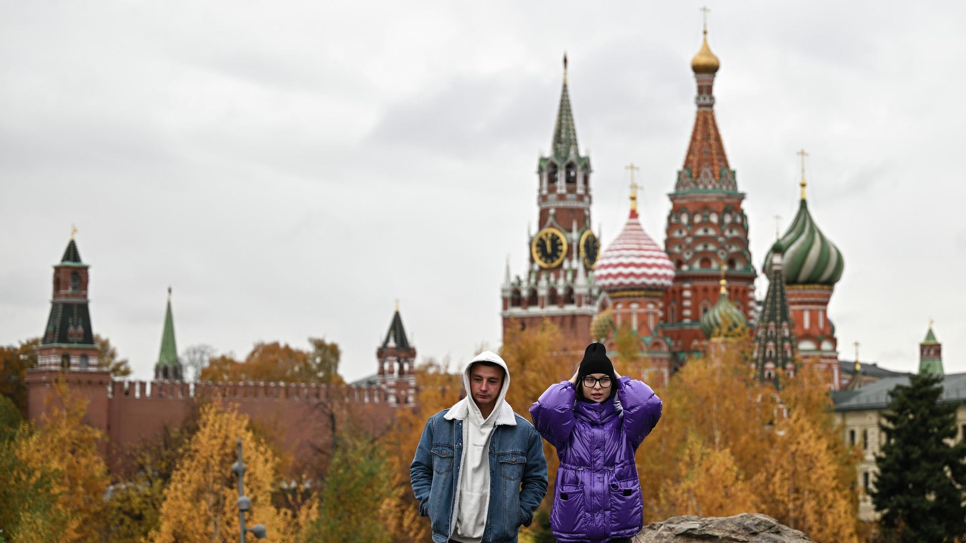 Отдых горожан в центре Москвы Отдых горожан в центре Москвы - РИА Новости, 1920, 02.10.2025